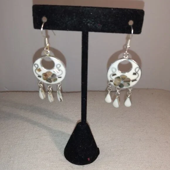 Alpaca Mexico: flowers inlaid abalone earrings. - Picture 1 of 3